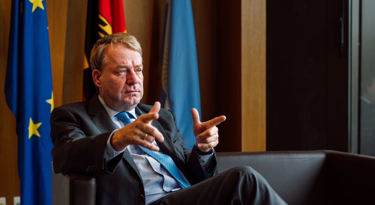 Día de la Unidad Alemana 2025 - Entrevista del Embajador Dieter Lamlé con el diario Clarín