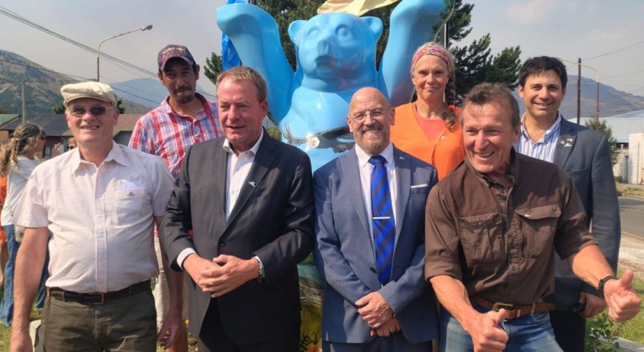 Manfredo, el oso de la paz, ya forma parte del patrimonio cultural de Esquel